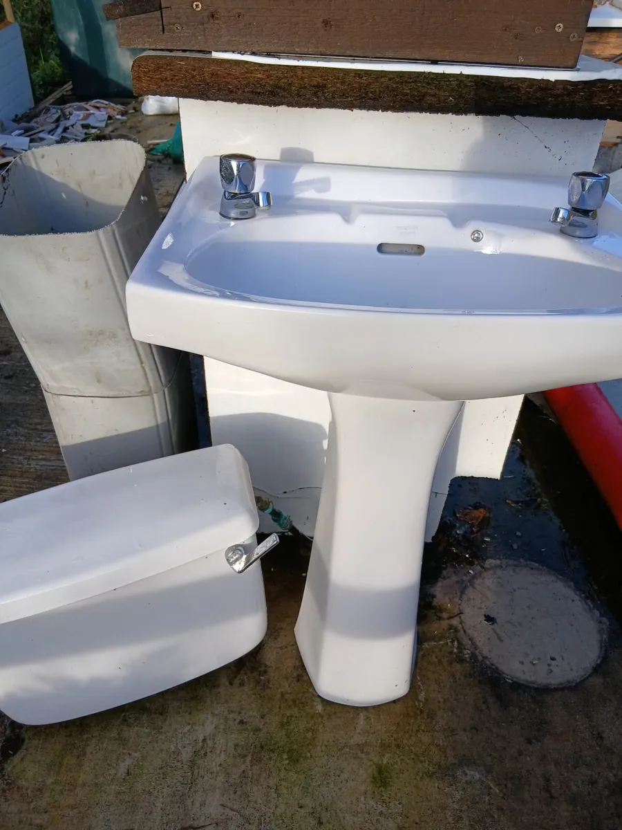 Bathroom suite - Image 3