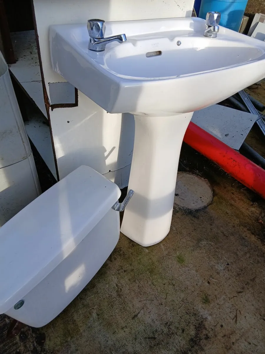 Bathroom suite - Image 1