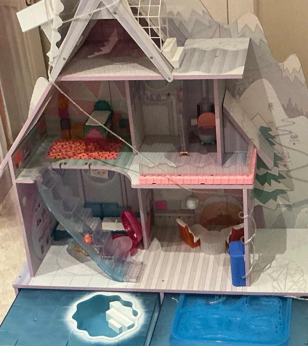 LOL Surprise Chalet - Image 1