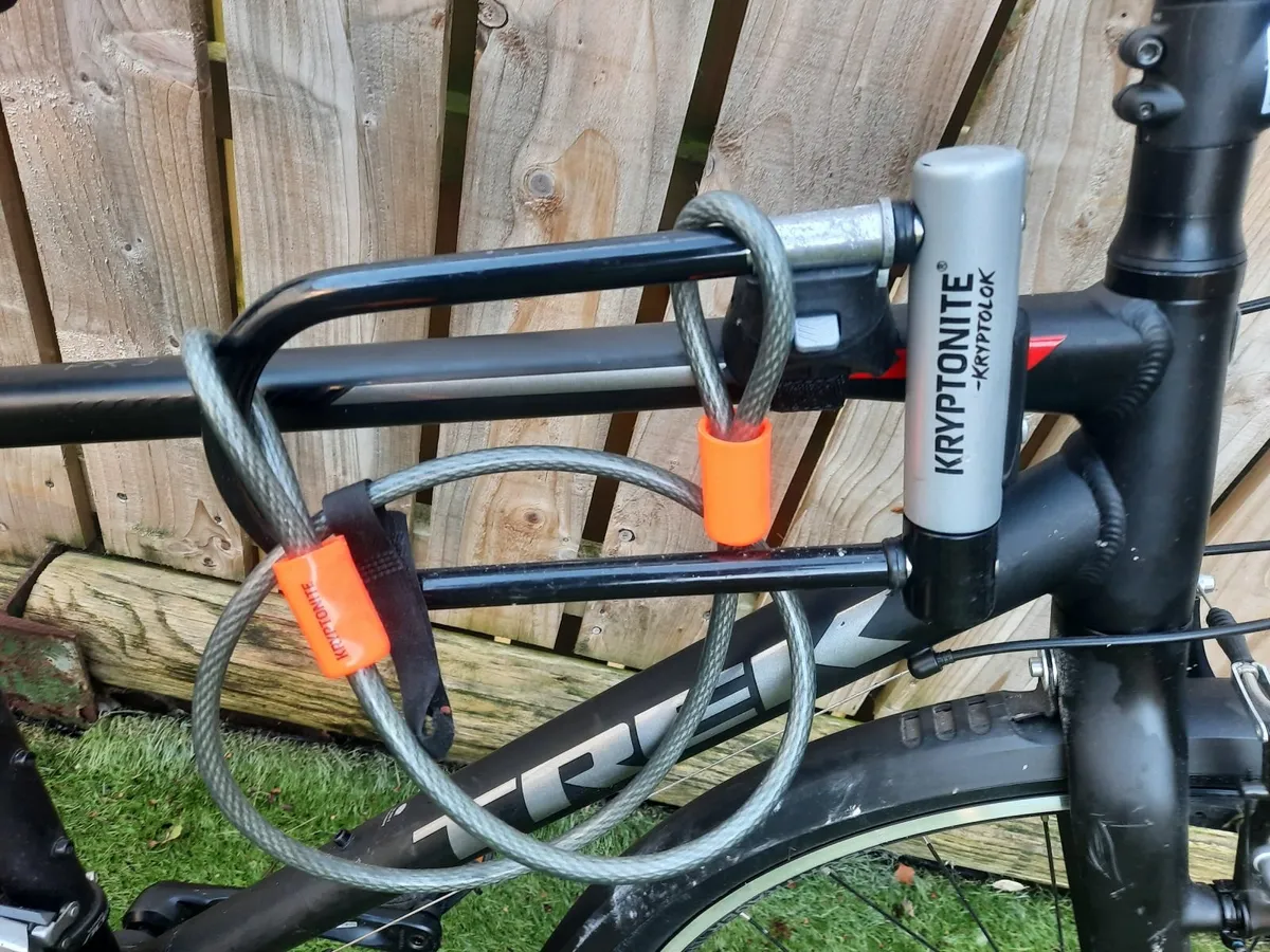 Bicycle with tyre pump and lock included - Image 2