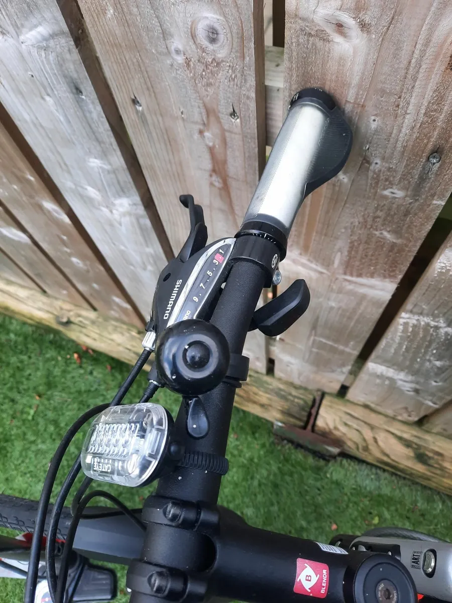 Bicycle with tyre pump and lock included - Image 4