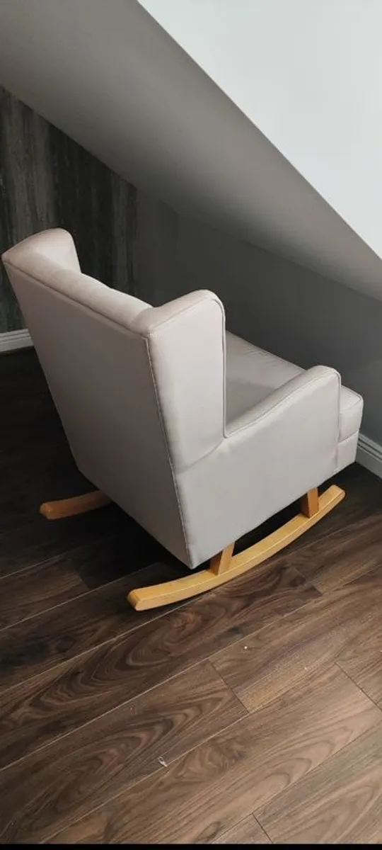 nursery rocking chair. - Image 3