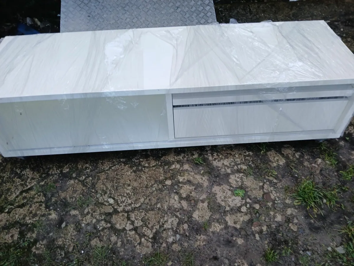 Tv stand/entertainment unit new delivered - Image 4