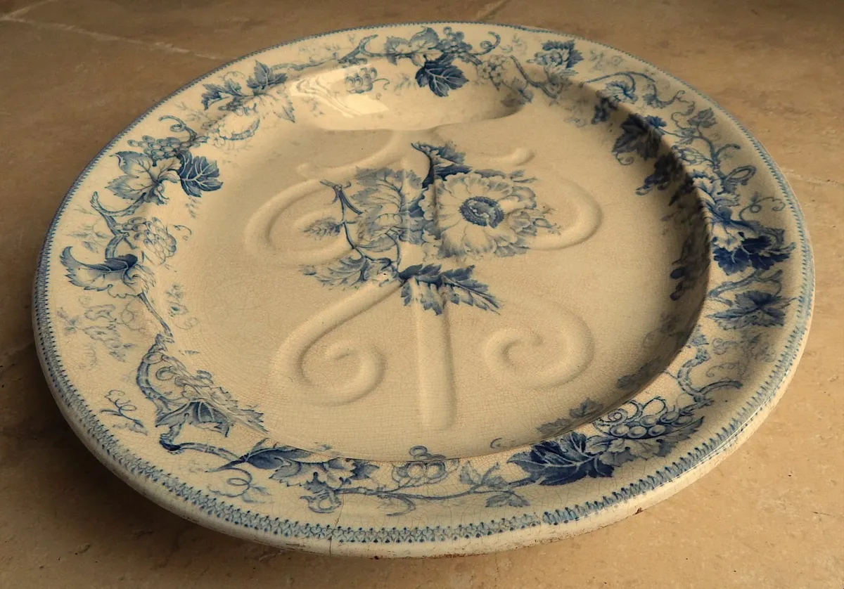 Large Vintage Serving Platter with Gravy Well - Image 3
