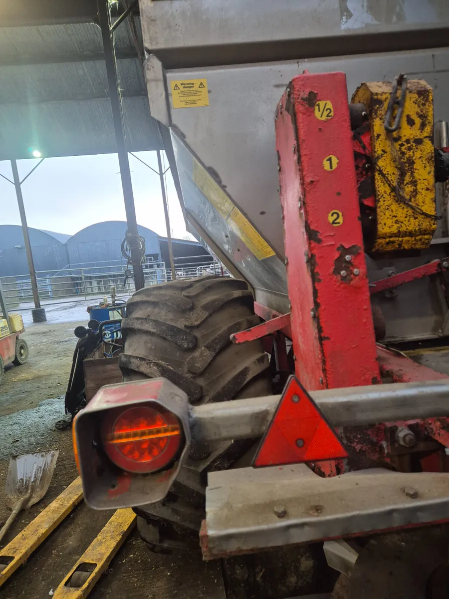 Bridal K85 stainless steel hoppers. - Image 3