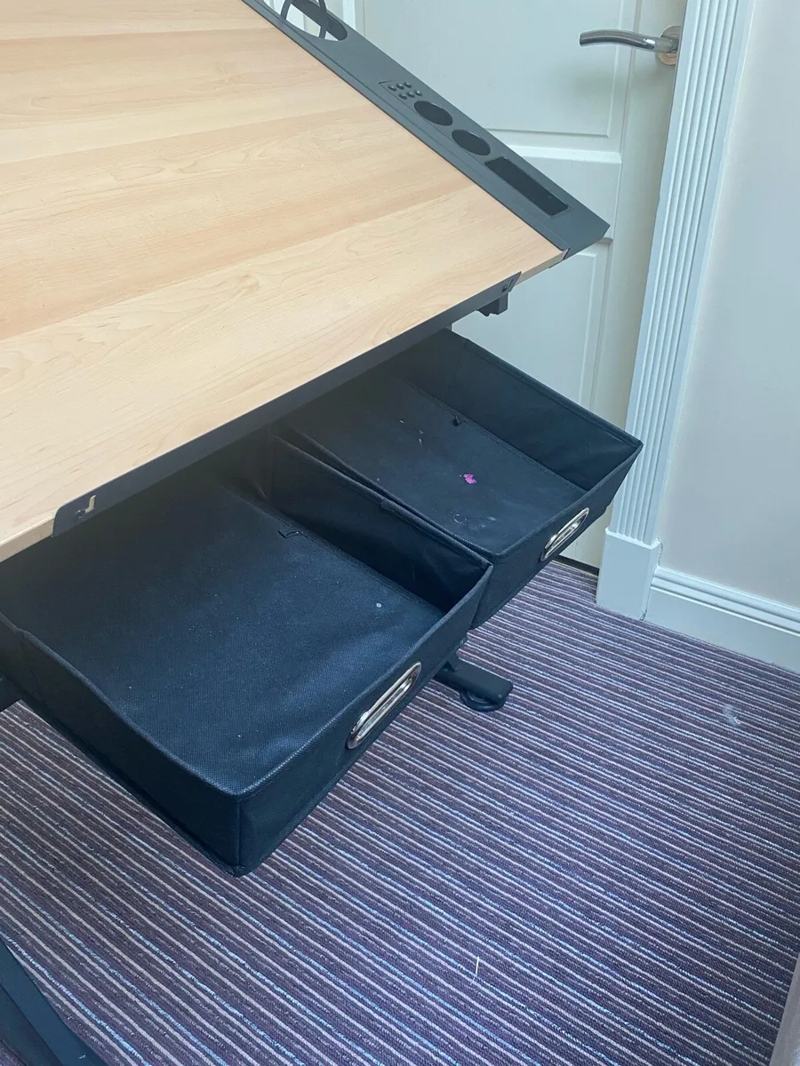 Art table - Image 4
