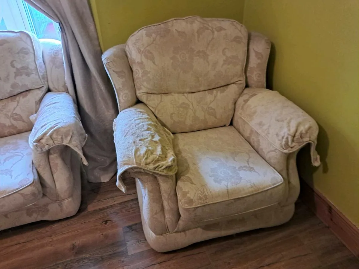 321 sitting room suit - Image 3