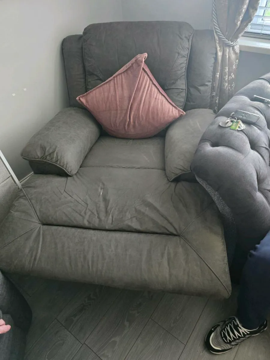 Recliner one seater chair - Image 1