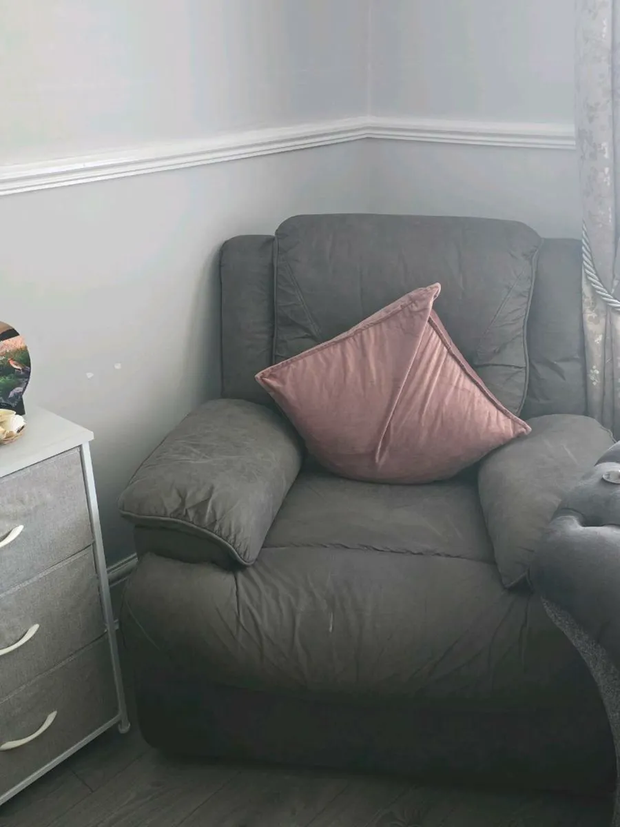Recliner one seater chair - Image 2