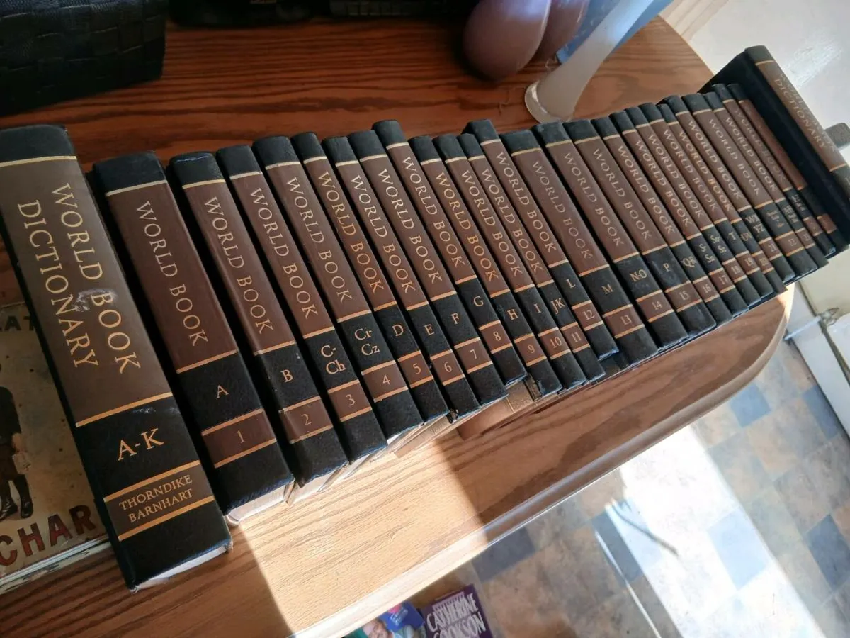 World book dictionary set - Image 1