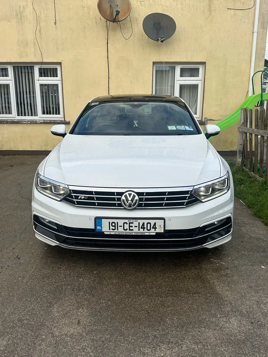 R line Volkswagen Passat - Image 1