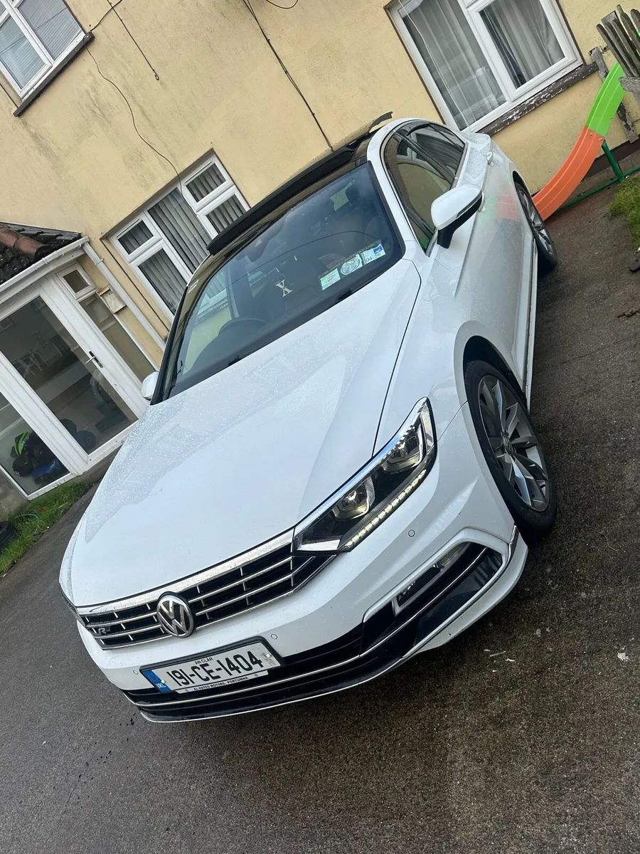 R line Volkswagen Passat - Image 2