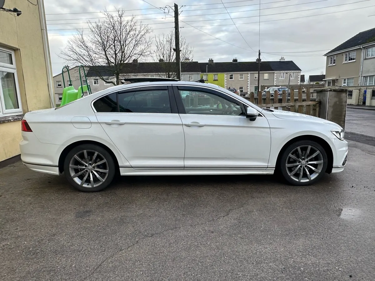 R line Volkswagen Passat - Image 4