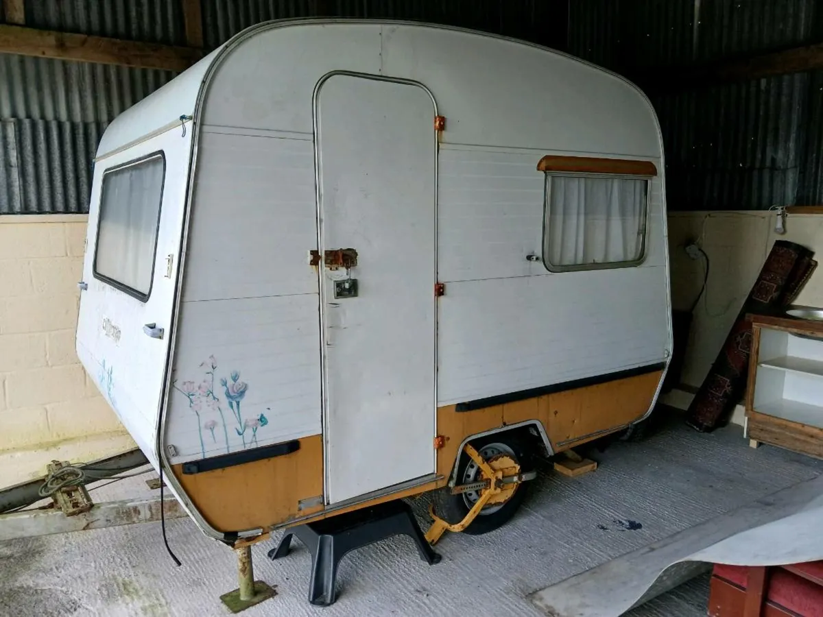 Vintage Caravan - Image 1