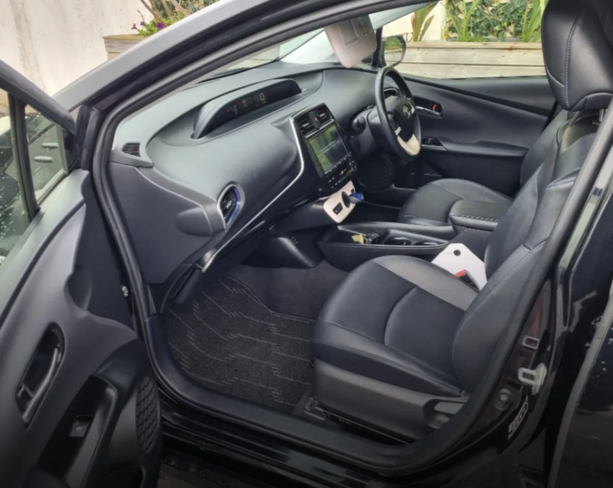 Toyota Prius 2018 hybrid - Image 4