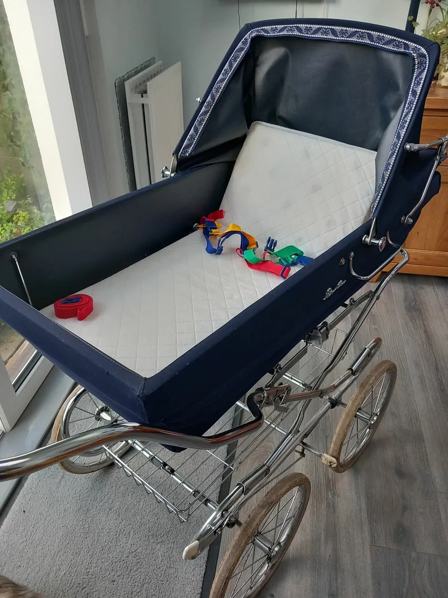 Vintage pram - Image 4