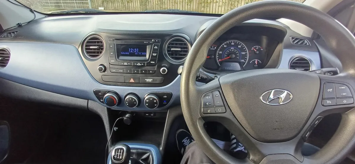 Hyundai i10 SE 2015 - Image 2