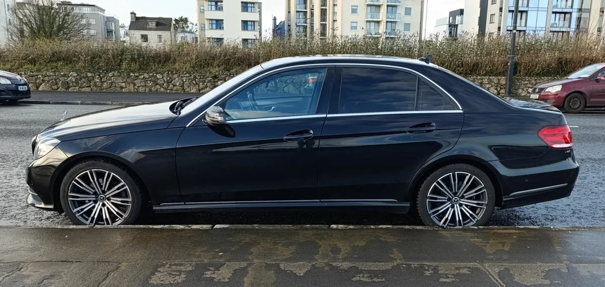 Mercedes E-Class Sport Full History Mint - Image 2