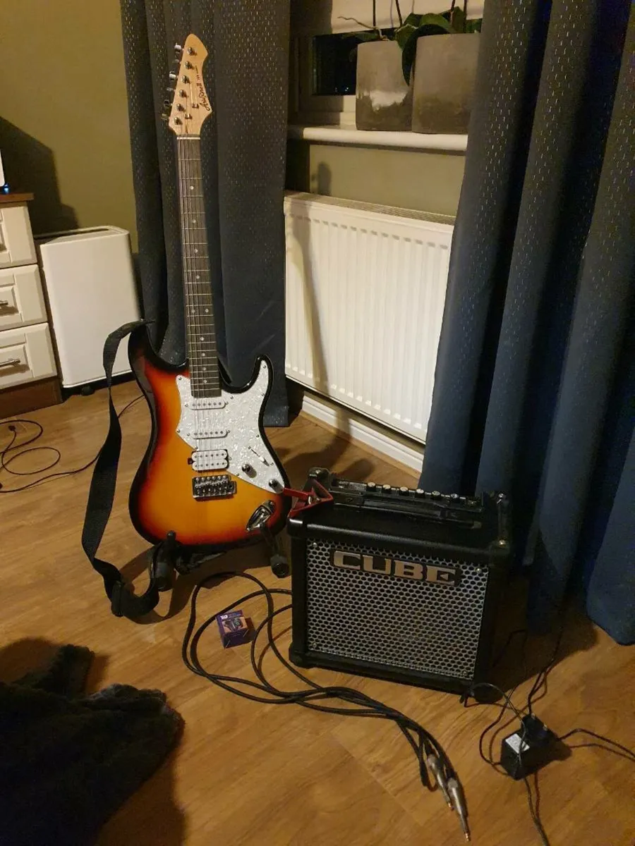 Electric guitar and amp - Image 1