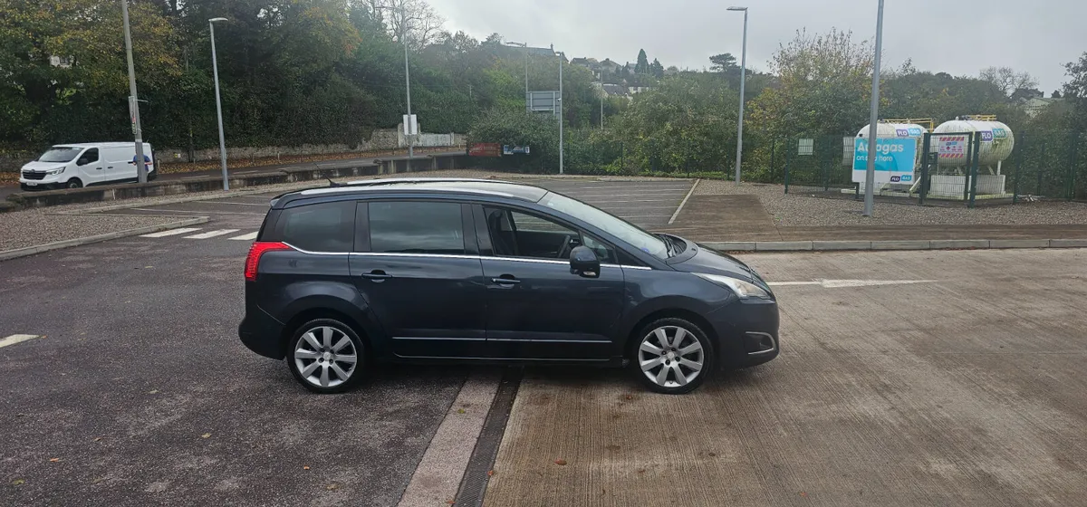 Peugeot 5008 Top Spec Panoramic roof - Image 4
