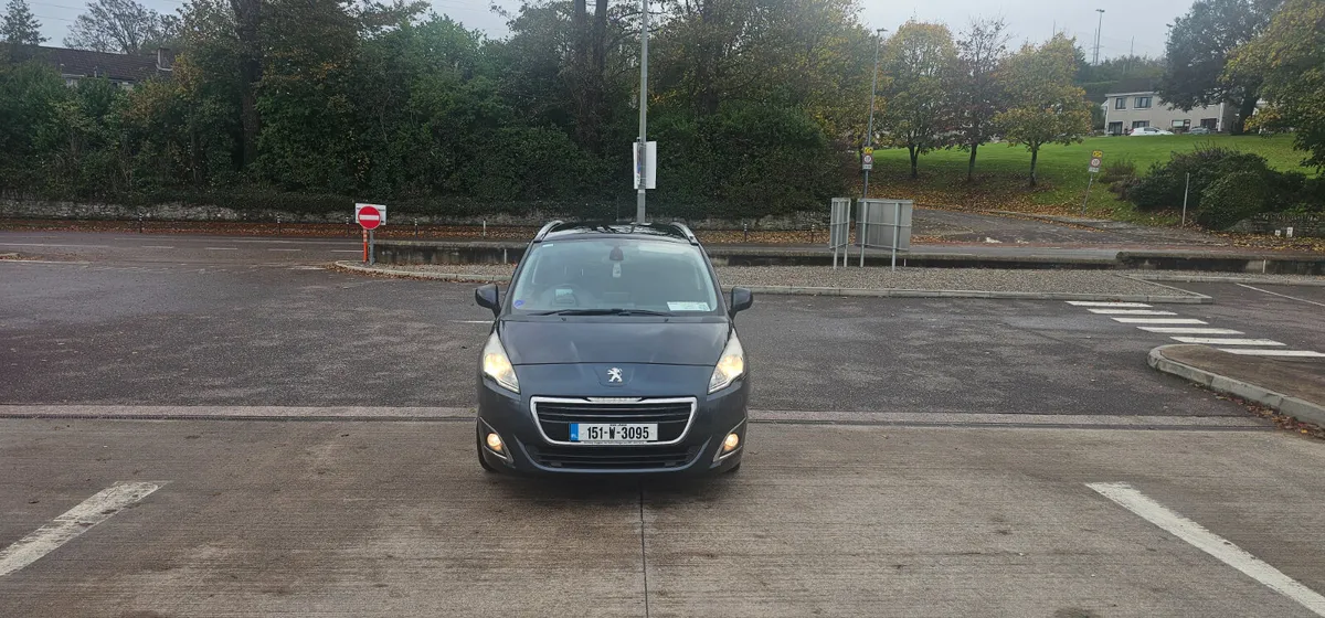Peugeot 5008 Top Spec Panoramic roof - Image 3
