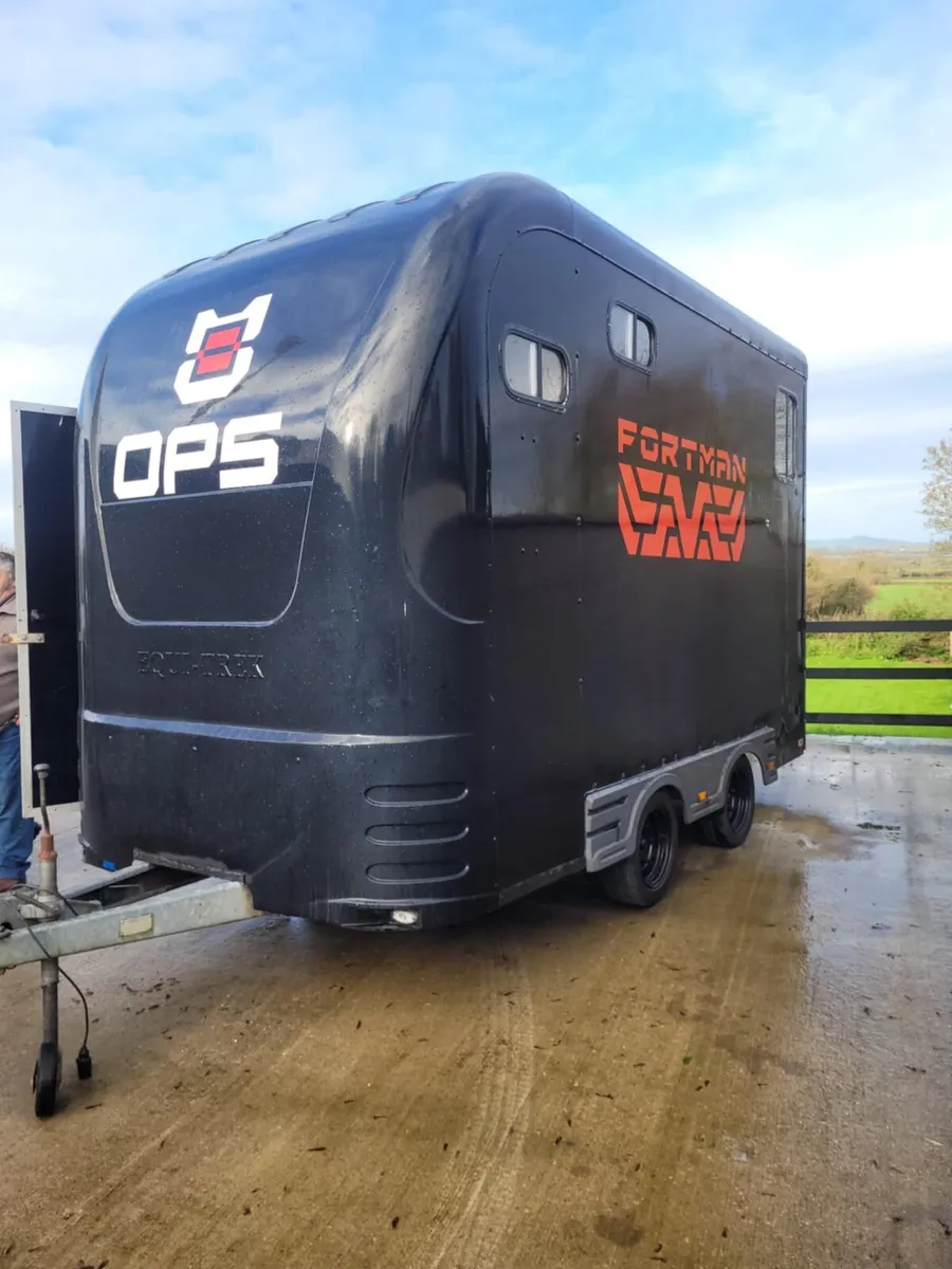 2007 equi-treck horse box with aluminum floor - Image 2