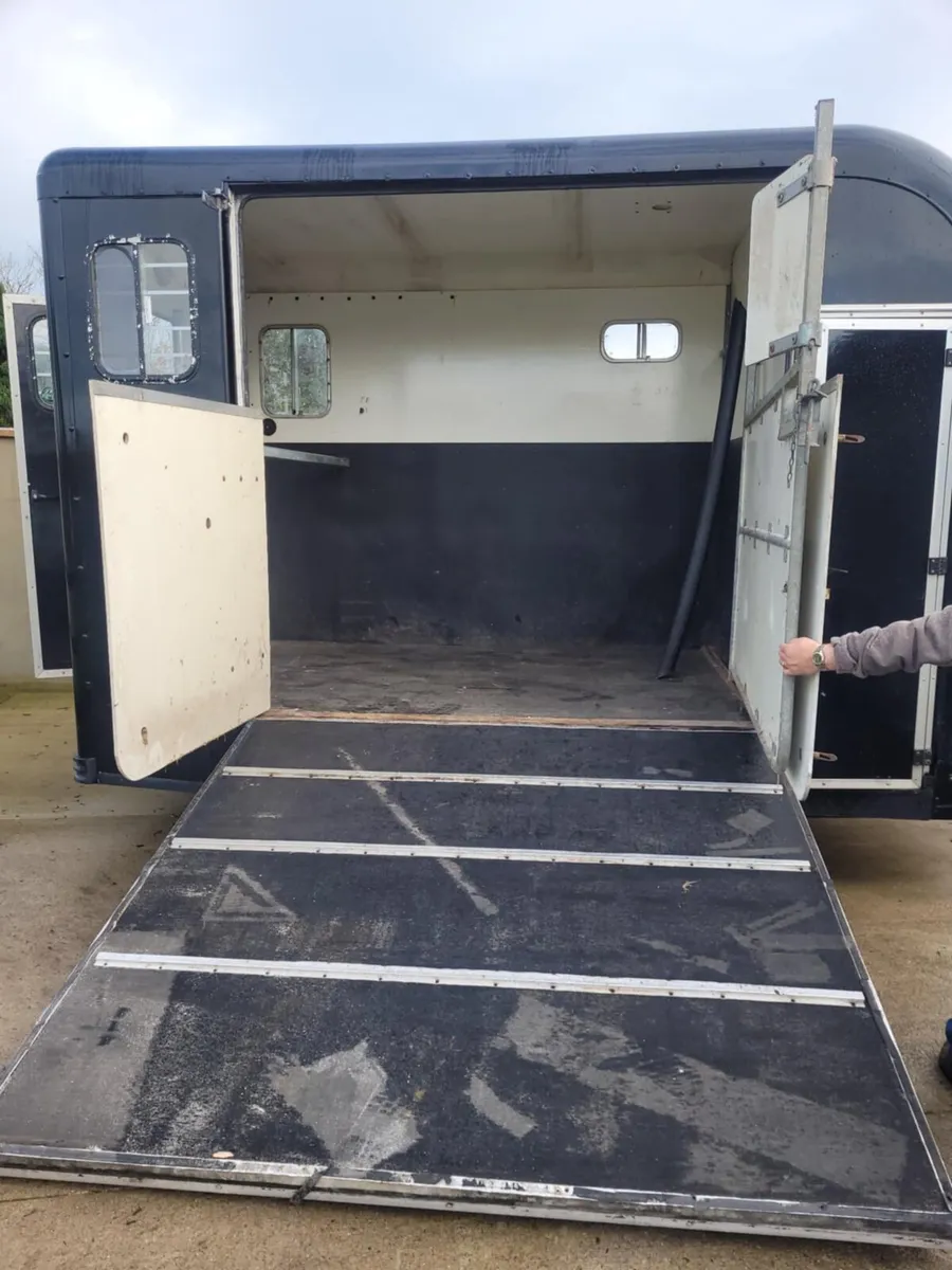 2007 equi-treck horse box with aluminum floor - Image 3