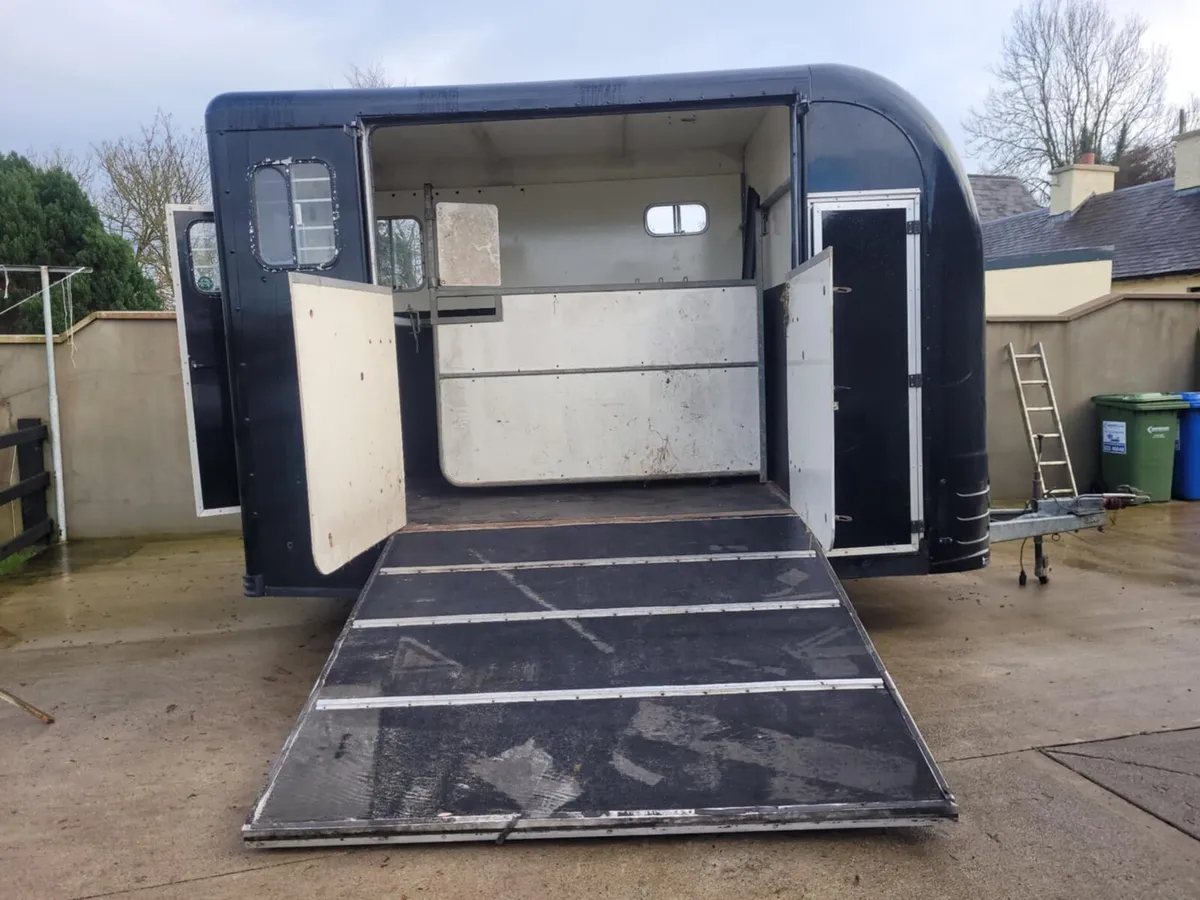 2007 equi-treck horse box with aluminum floor - Image 4