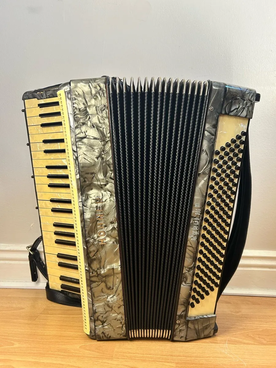 Hohner Verdi 3b piano accordion - like new - Image 1