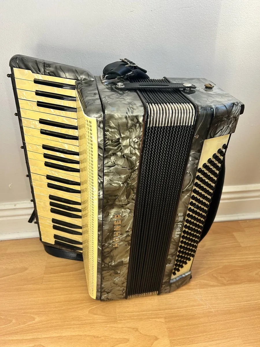 Hohner Verdi 3b piano accordion - like new - Image 2
