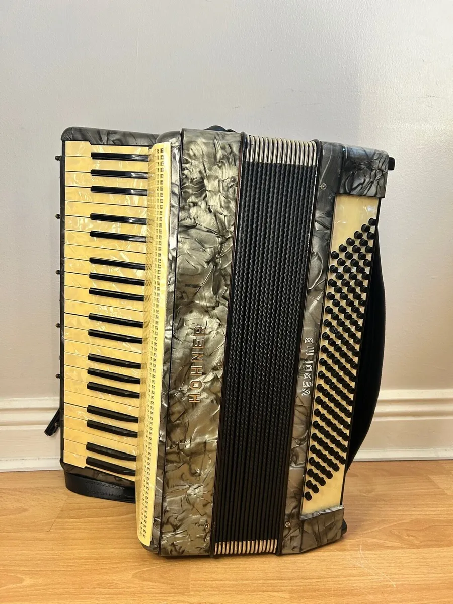 Hohner Verdi 3b piano accordion - like new - Image 3