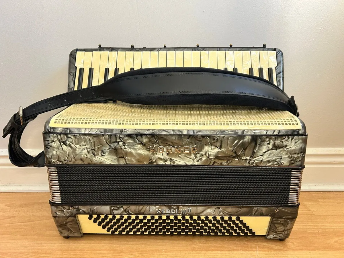 Hohner Verdi 3b piano accordion - like new - Image 4