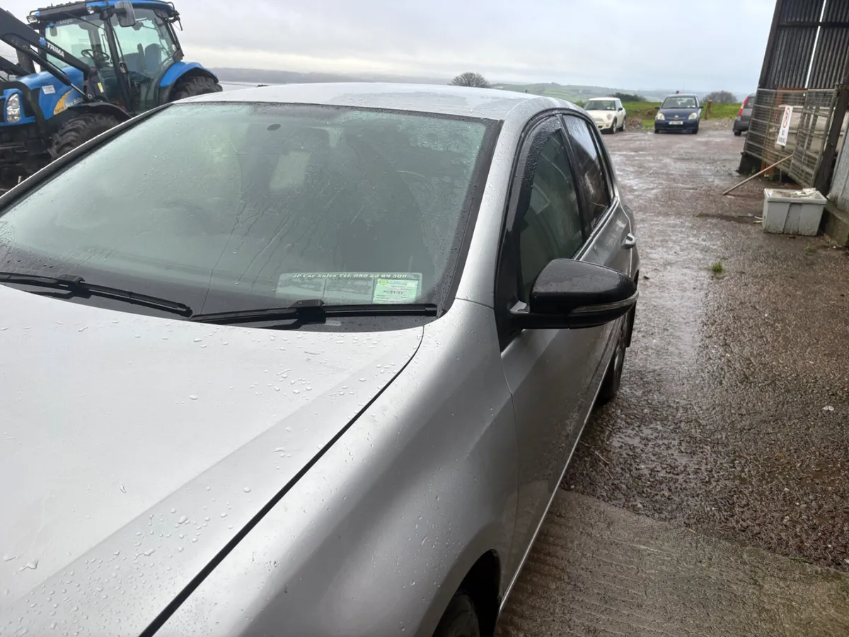 Volkswagen Golf 2011 - Image 2