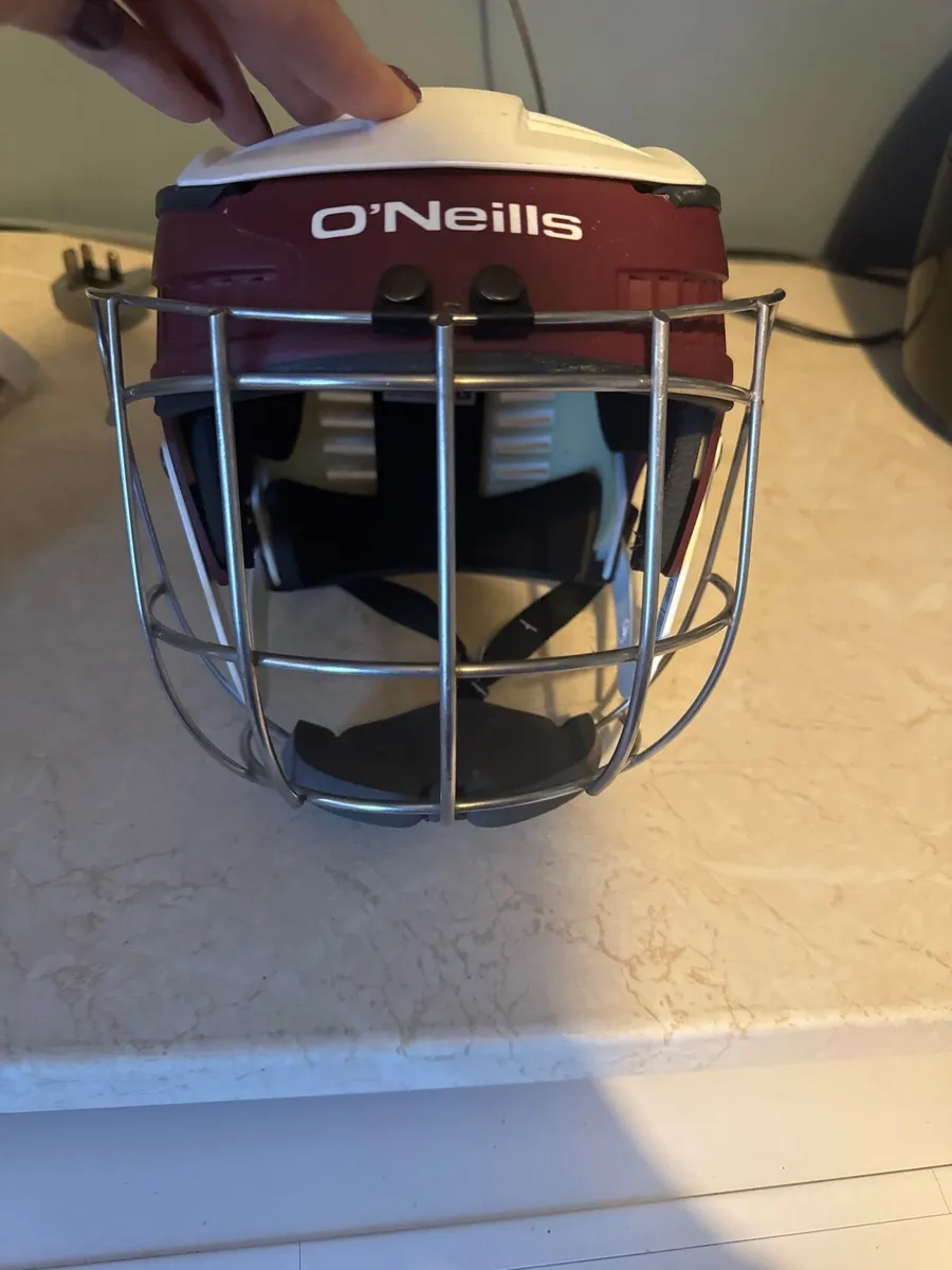 Hurling helmet - Image 1