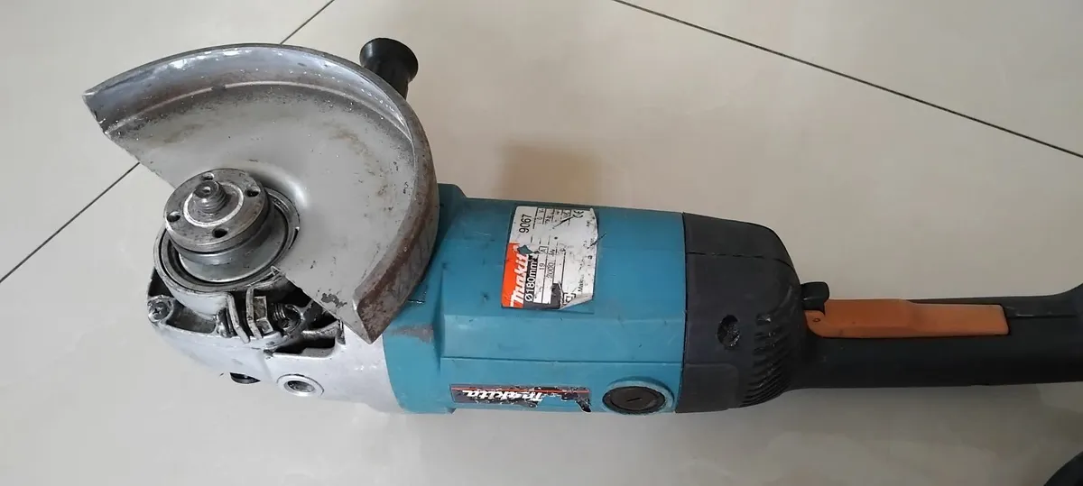 Makita 9067 180mm 7" Angle Grinder 110v - Image 1