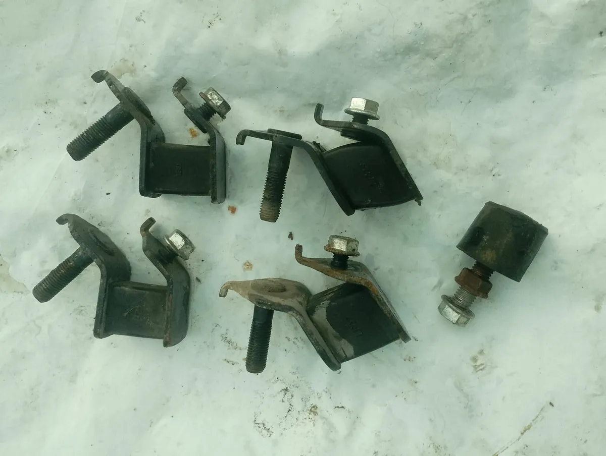 Honda engine rubber mounting bushing set - Image 1