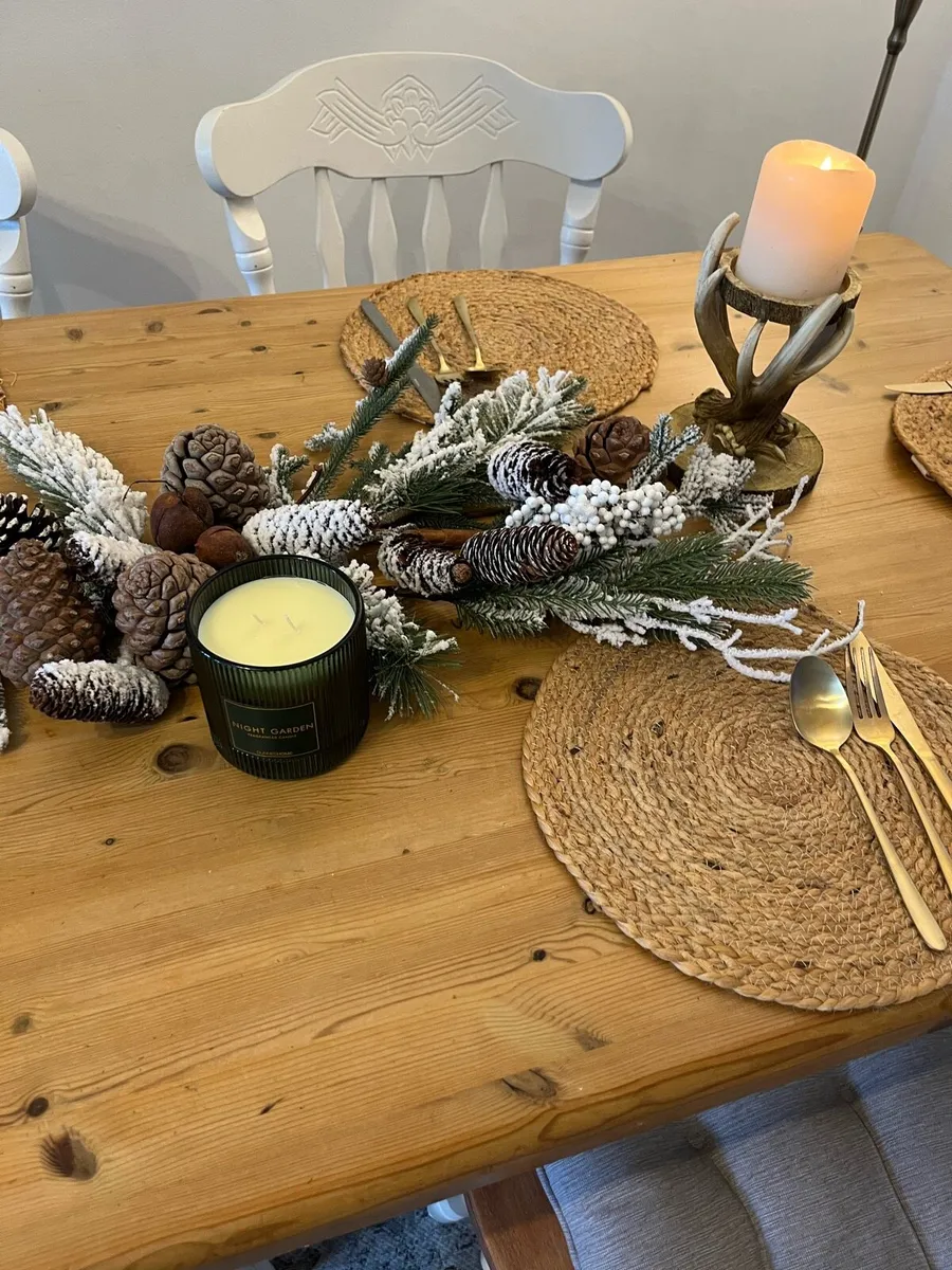 Table and chairs - Image 2