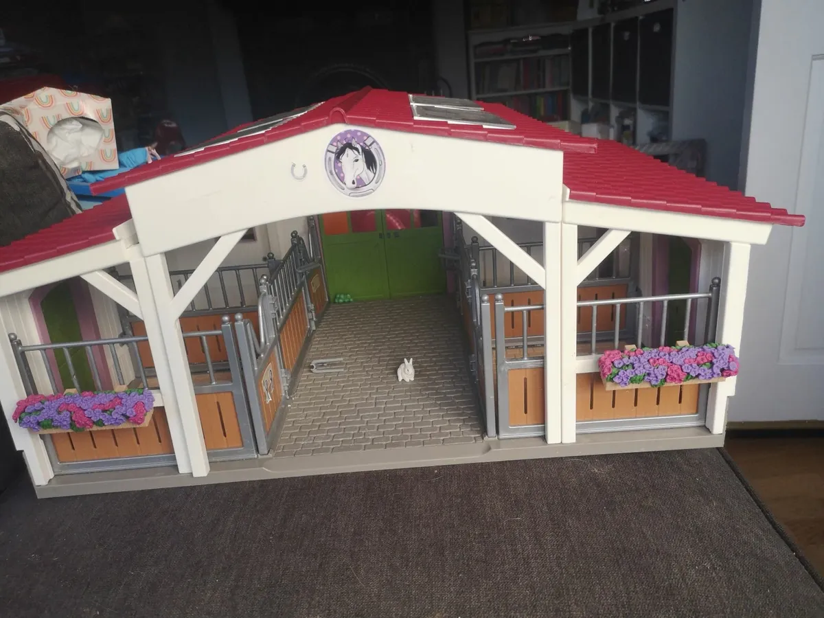 Schleich horse and stable set - Image 1