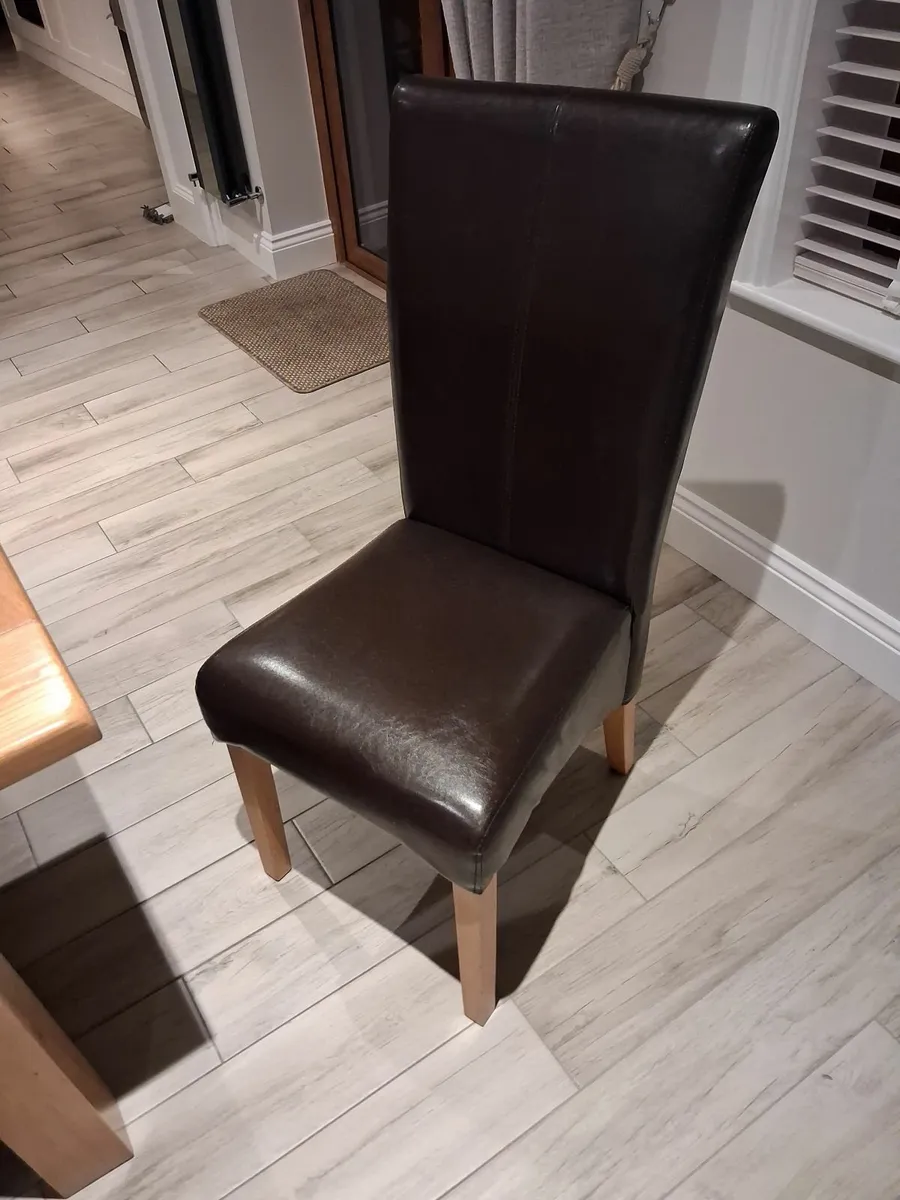 Table and chairs - Image 1