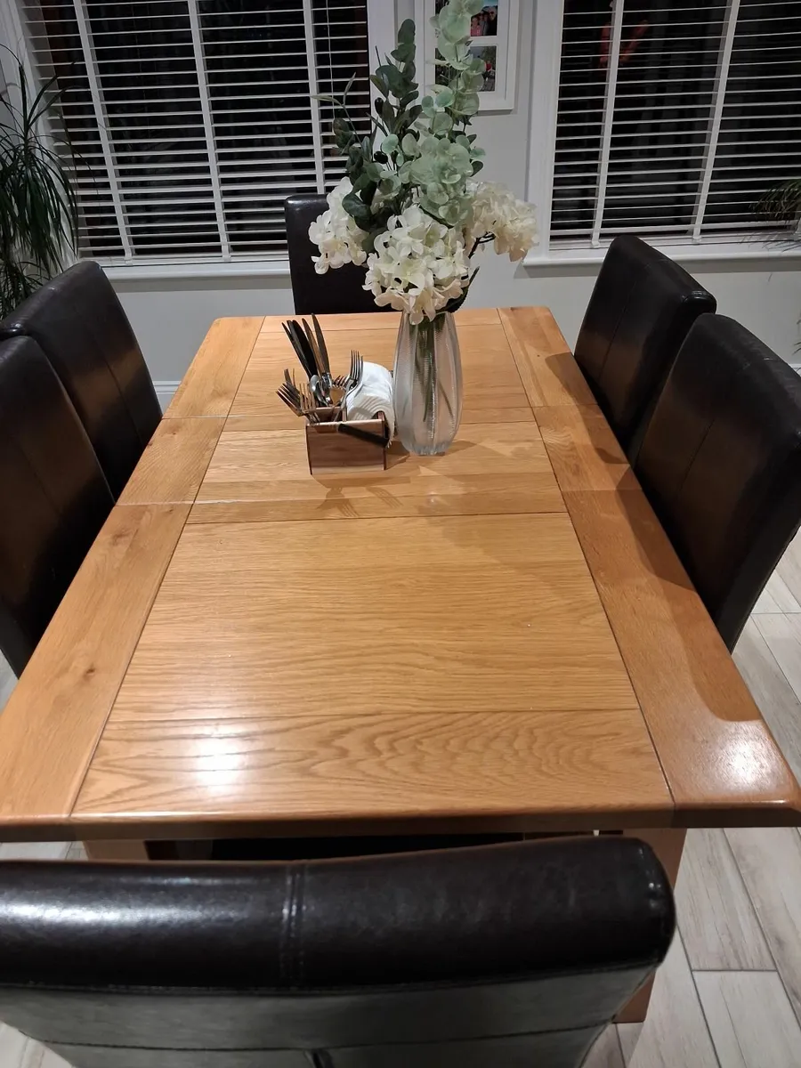 Table and chairs - Image 2