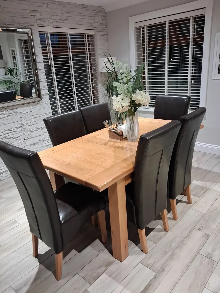 Table and chairs - Image 3