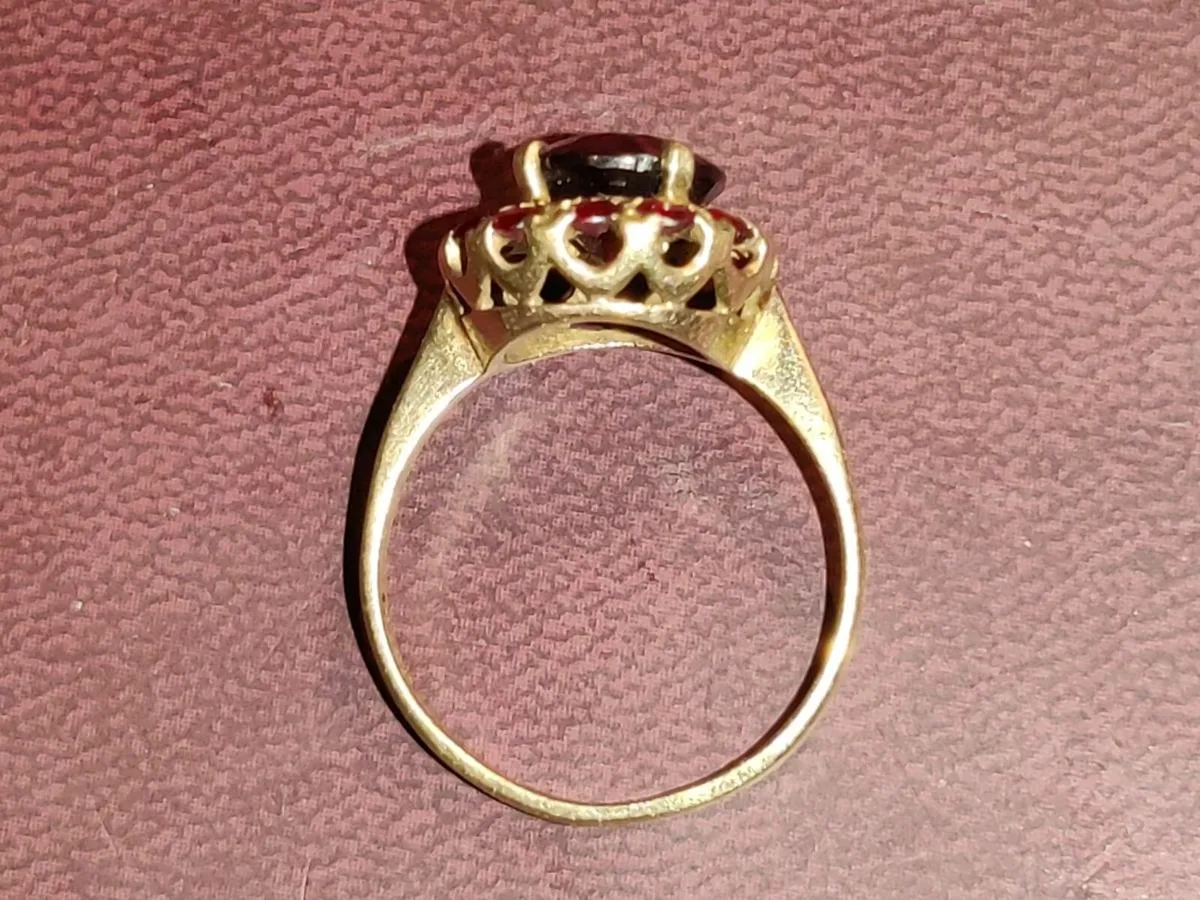 VICTORIAN OVAL GARNET, 9CT Thick Gold Dress Ring ! - Image 2