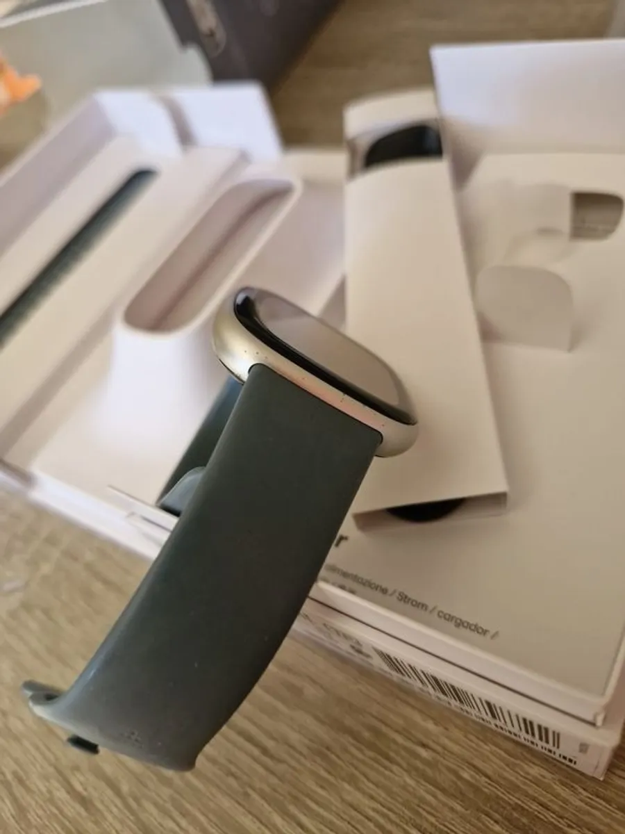 Fitbit versa 4 - Image 3