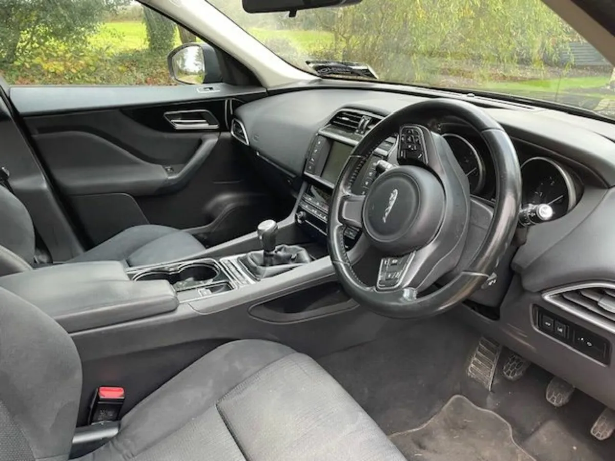 Jaguar F-Pace 2017 - Image 3