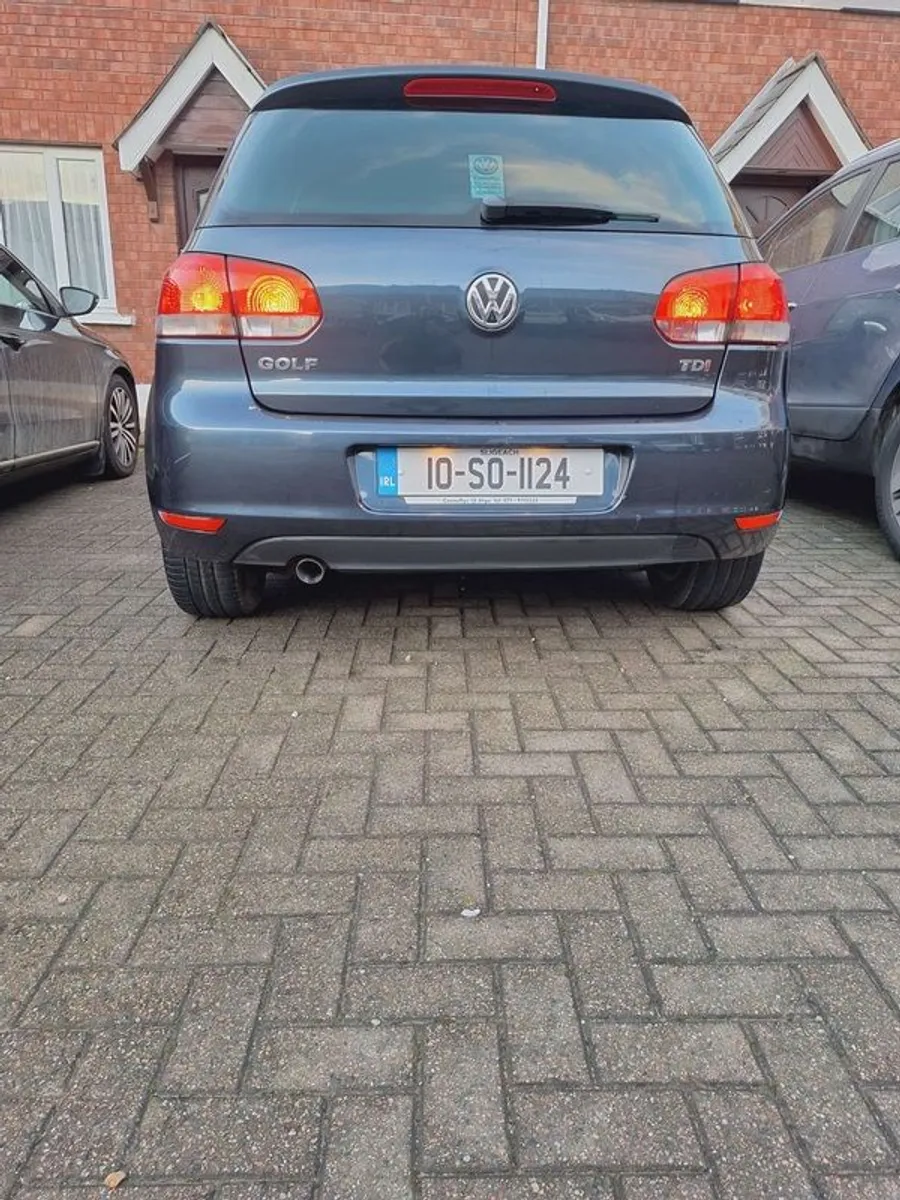 2010 Volkswagen Golf - Image 2