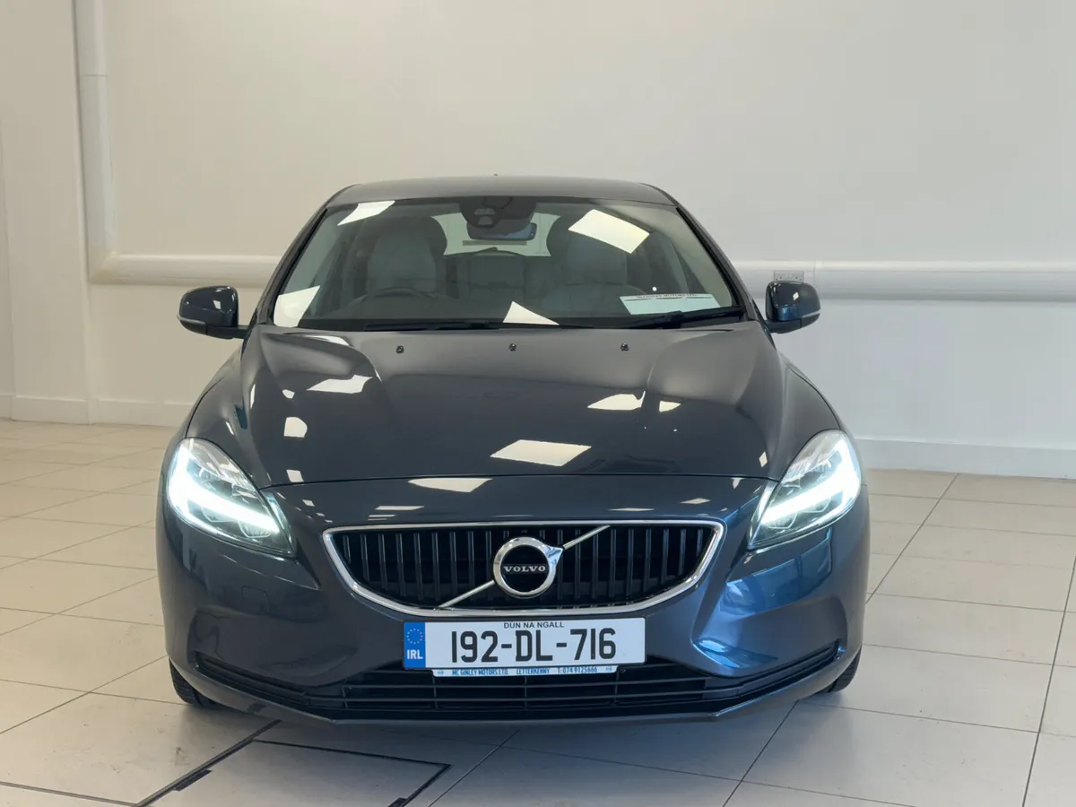 Volvo V40 2019 - Image 2