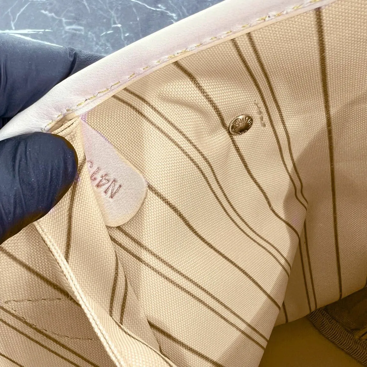 Louis Vuitton Neverfull Bag in MM Size - Image 3