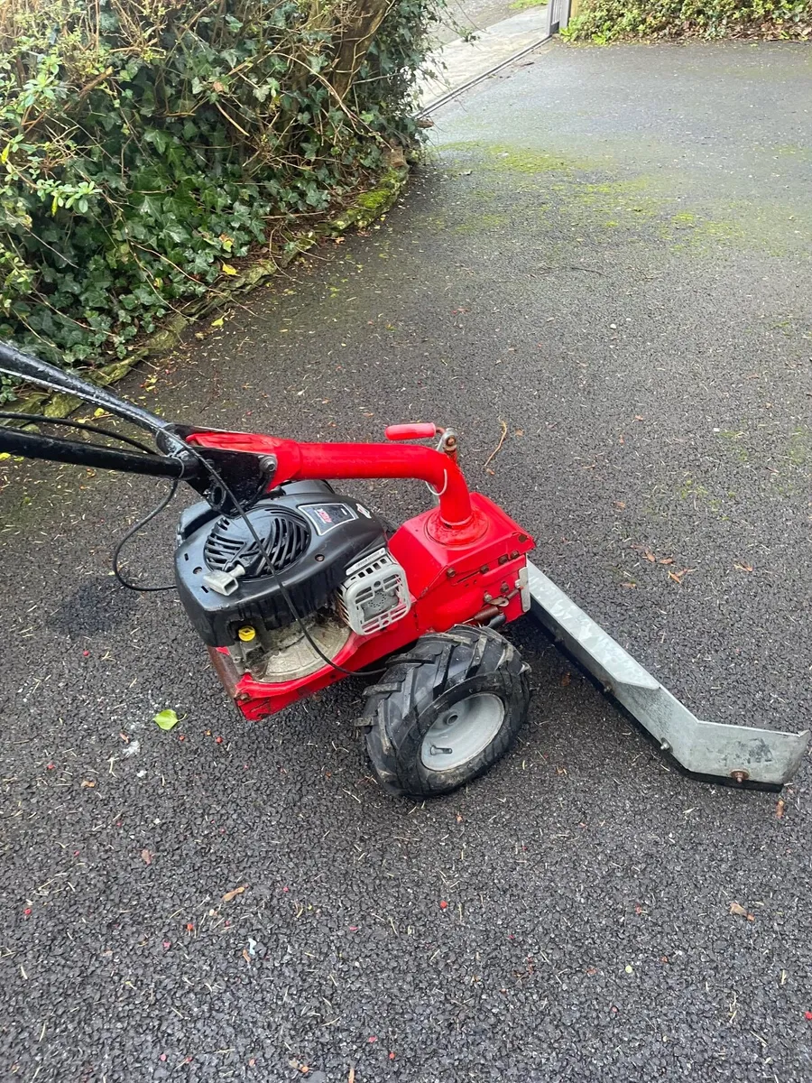 Motorised yard scraper - Image 1