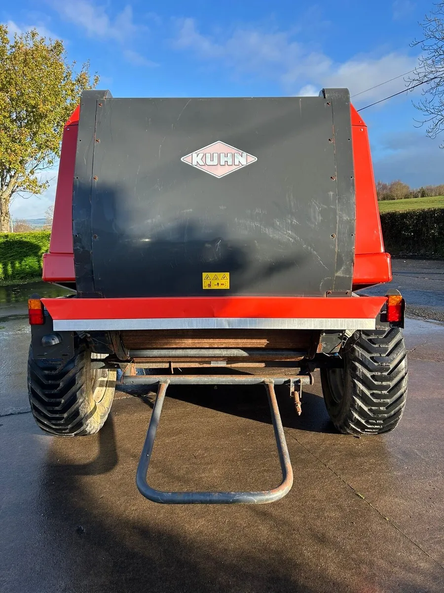 Kuhn 2135 baler - Image 3