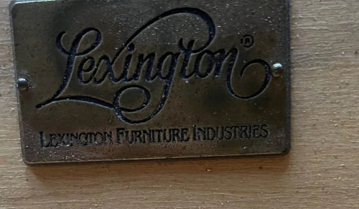 Lexington large solid bow front chest of drawers - Image 3